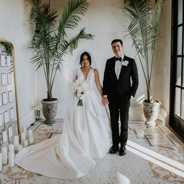 Venue: @letesserae
Glam: @thebridalsuitetx
Photo: @hpurvisphoto
Content curator: @recapbestie
Floral: @monicasbrides
Band: @DrywaterBand
Live Sketches: @gavi.leveaux
Mirror Dance Floor: @mikesdancefloorrentals
AV, draping + staging: @elevatedavproduction
Catering: @jacksonandcompanycatering
Sweets: @suzzisweets
Bride:
_hi_ivana
Groom: @Pedro.rib223
Stationery: @jospaperkitchen
Linens: @whats_the_occasion
Accommodations: @thelaurahotel
Design & Planning: @avp.htx